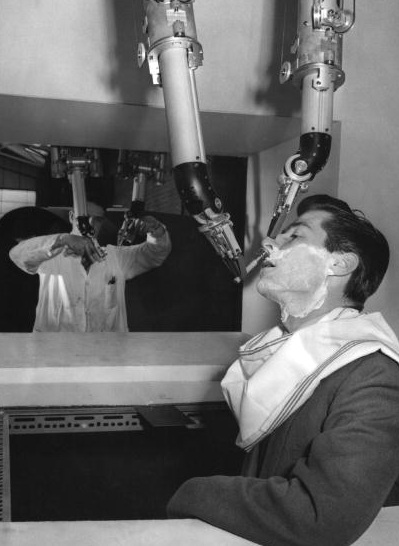 Бритвенный аппарат для стрижки бороды другого человека с помощью механических рук (1959)